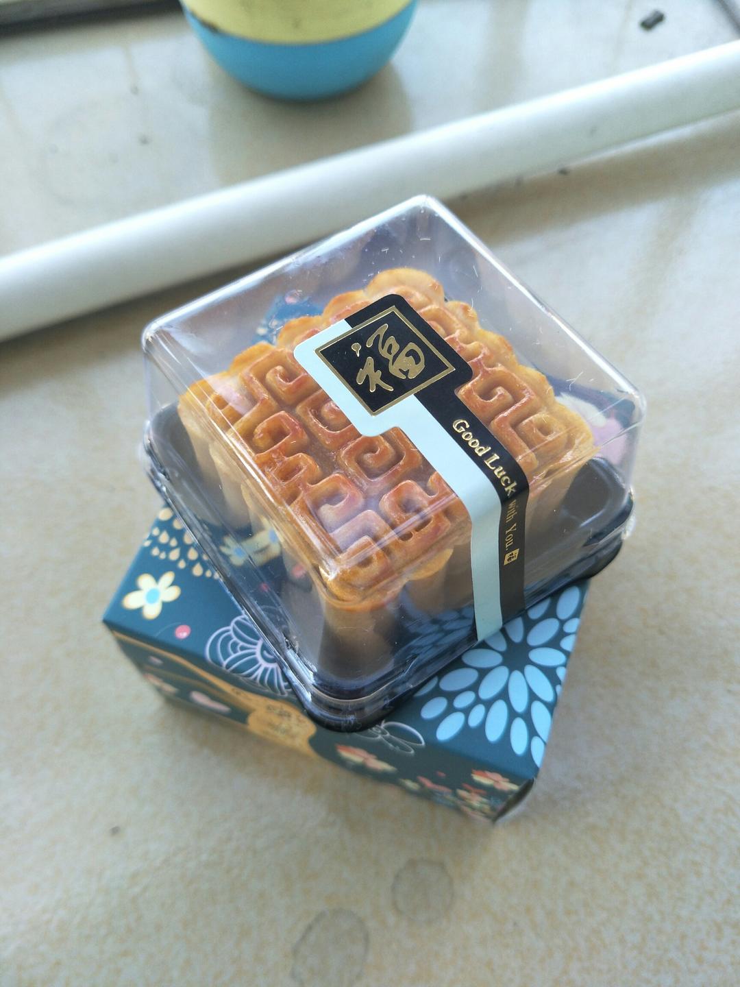 广式莲蓉蛋黄月饼 Moon Cakes with Egg yolk