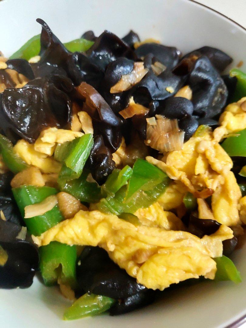 黑木耳青椒炒鸡蛋（营养又下饭）
