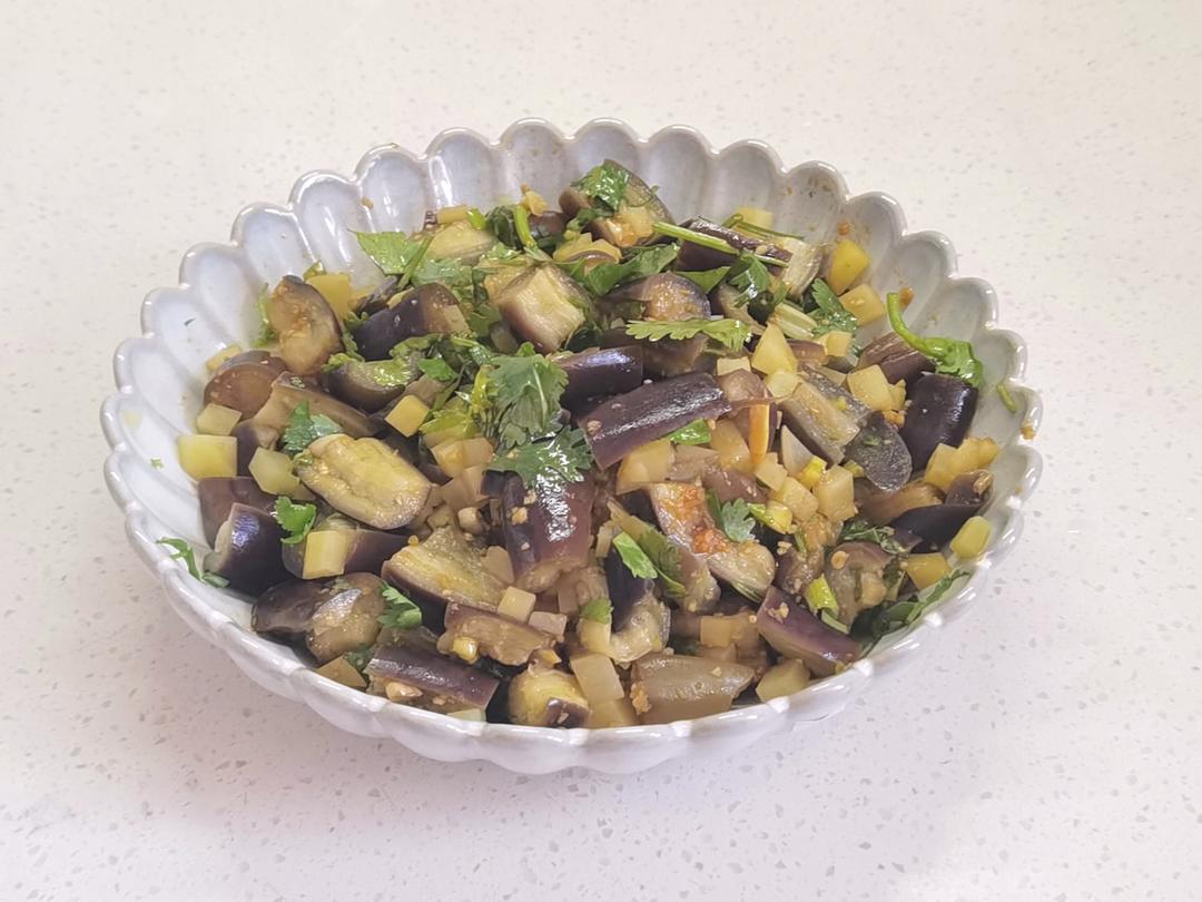 厨师长教你：“茄子拌土豆”的家常做法，味道很赞，先收藏起来