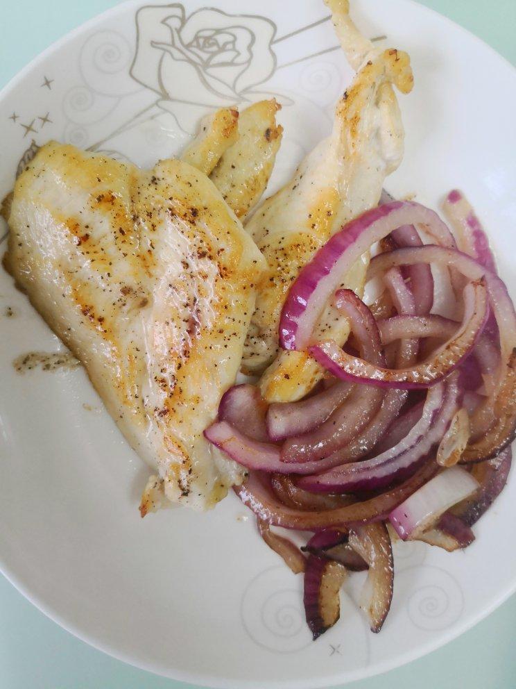 香煎鲜嫩多汁的黑椒鸡胸肉