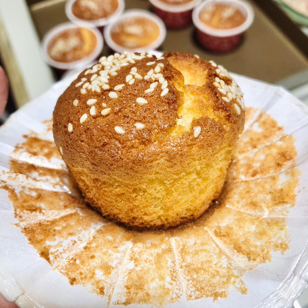 妈妈吃了一口蜂蜜老蛋糕，就让我去摆摊了...