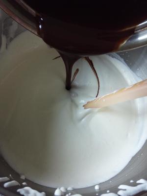 FLUFF棉花糖巧克力镜面慕斯蛋糕的做法 步骤7