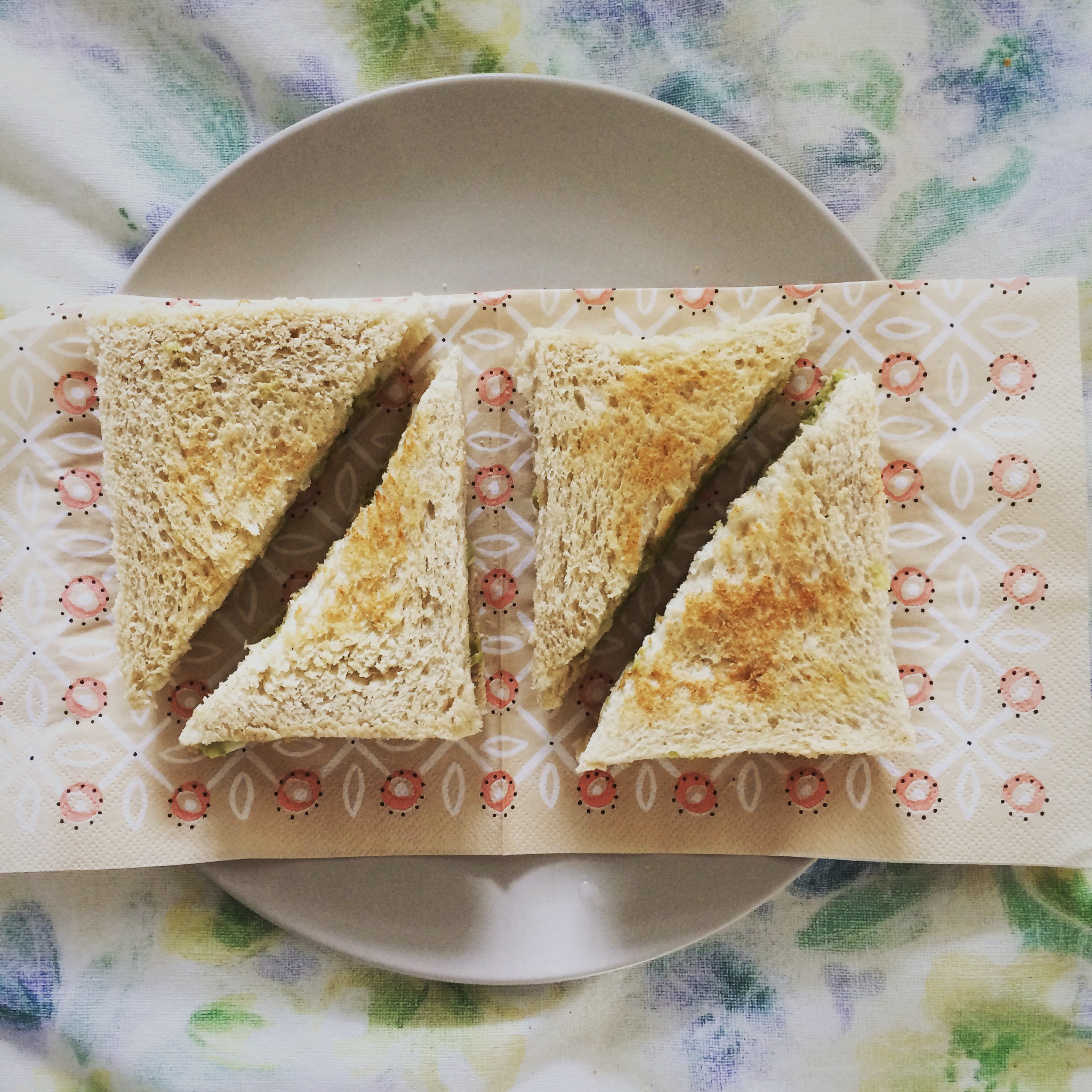 牛油果鸡蛋三明治