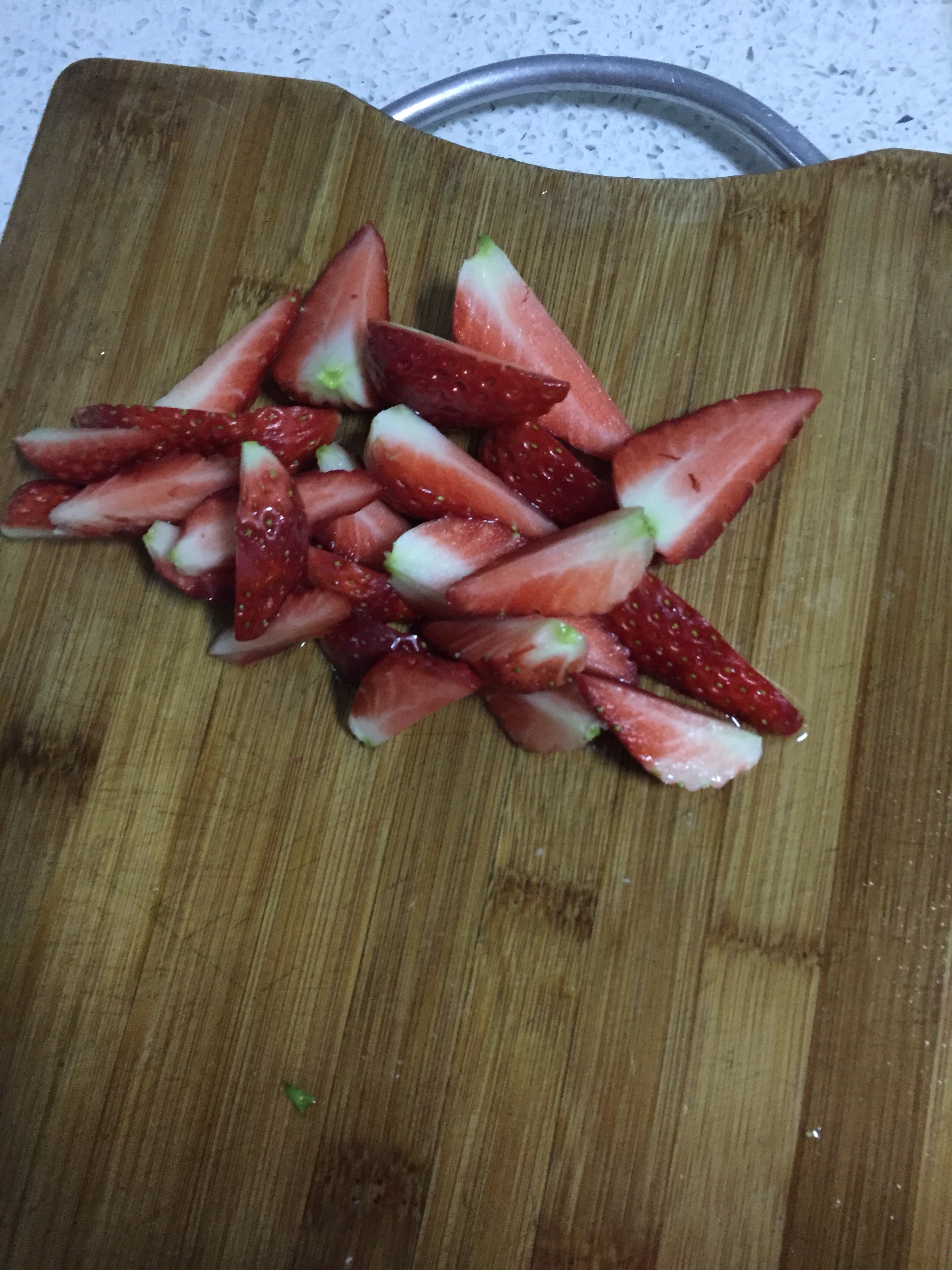 草莓炒年糕的做法 步骤1