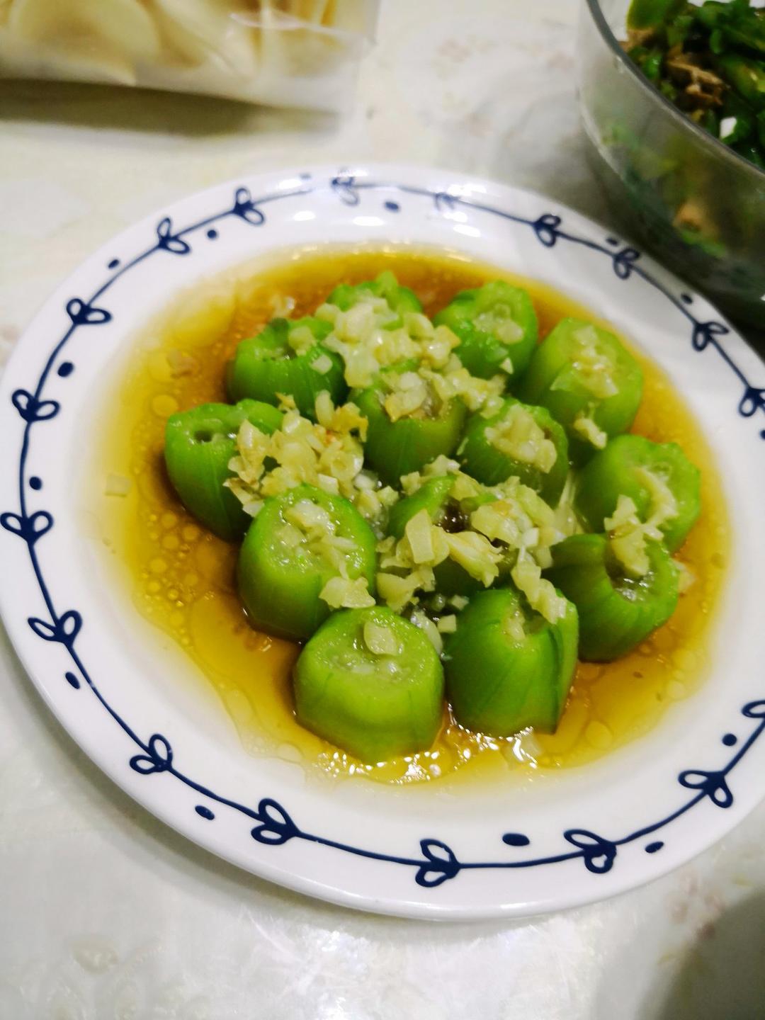 只需要五分钟就可以的美味蒜蓉蒸丝瓜