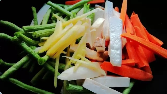 干香少油快手菜丨干煸杂蔬&茶水小米粥 · 圆满素食的做法 步骤1