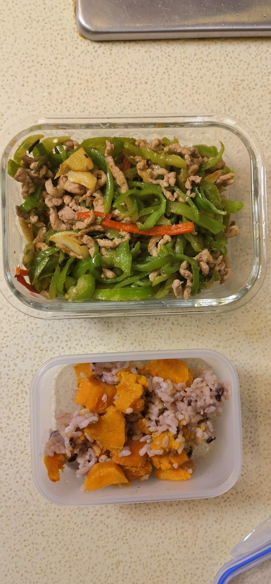 经典的家常菜，青椒炒肉丝，简单的食材也能做出如此美味