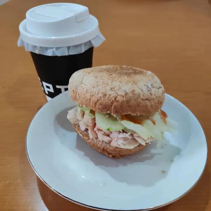 火腿肉松三明治+拿铁+橙子