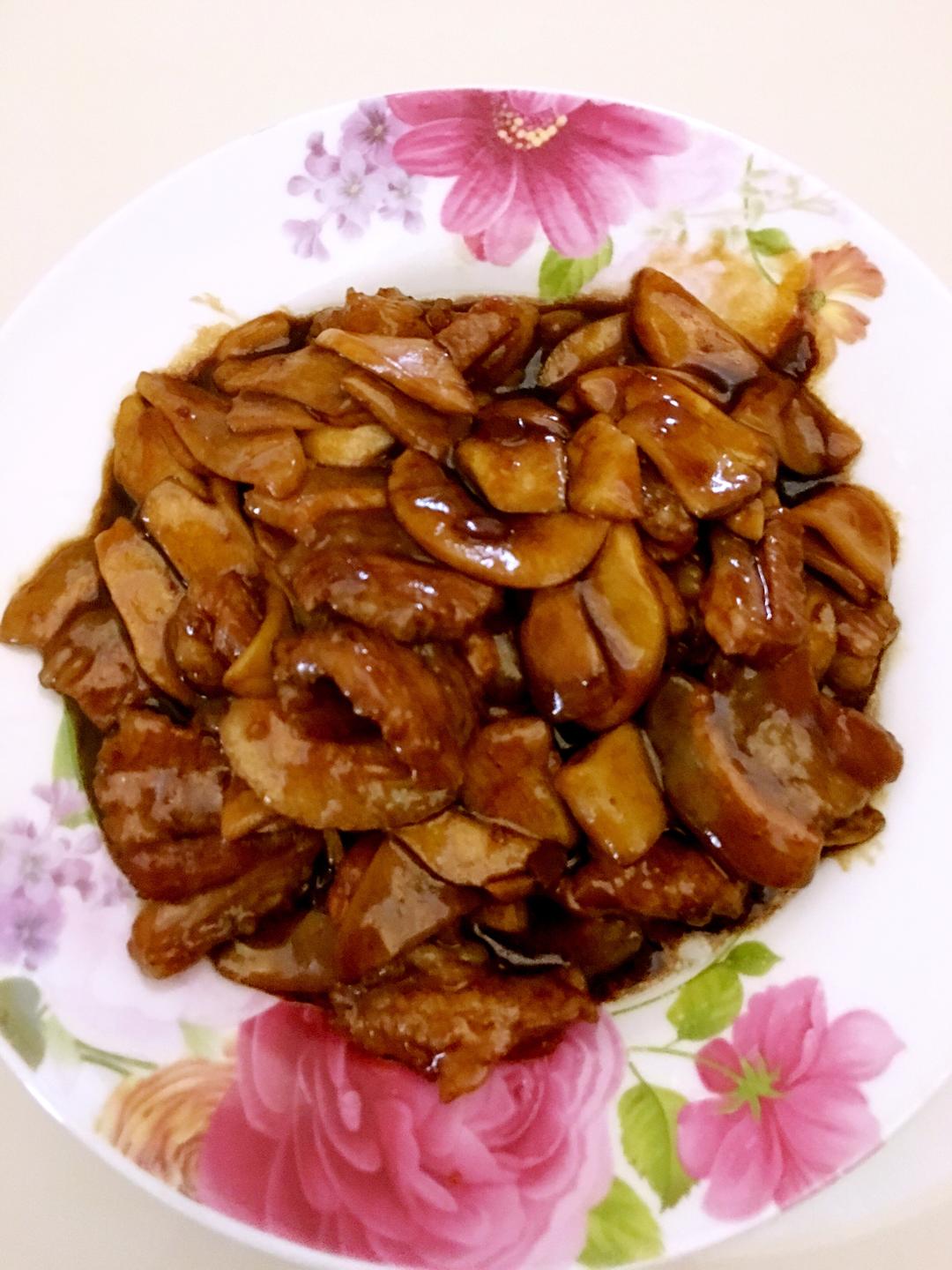 五花肉闷鸡腿菇的做法