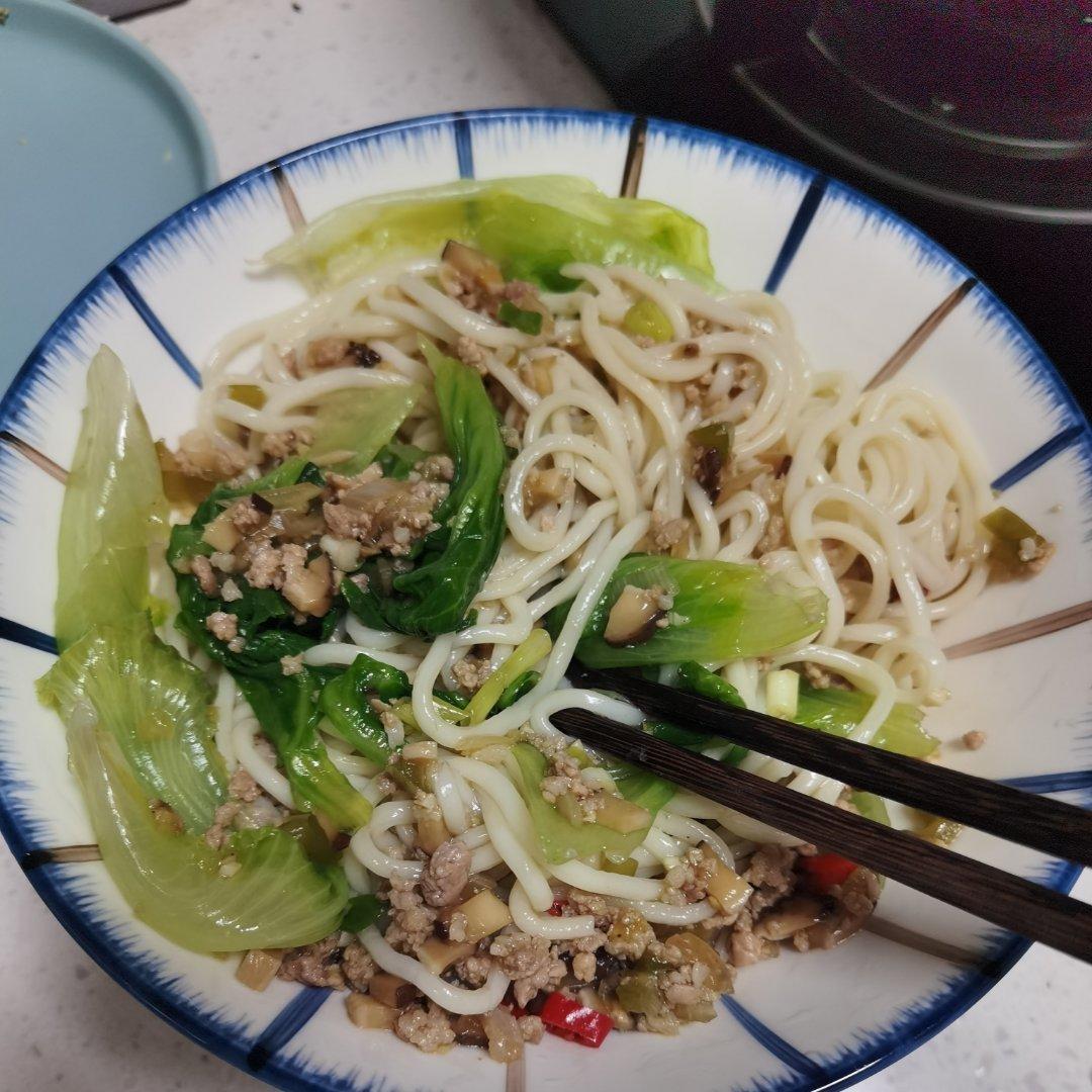 香菇肉酱拌面