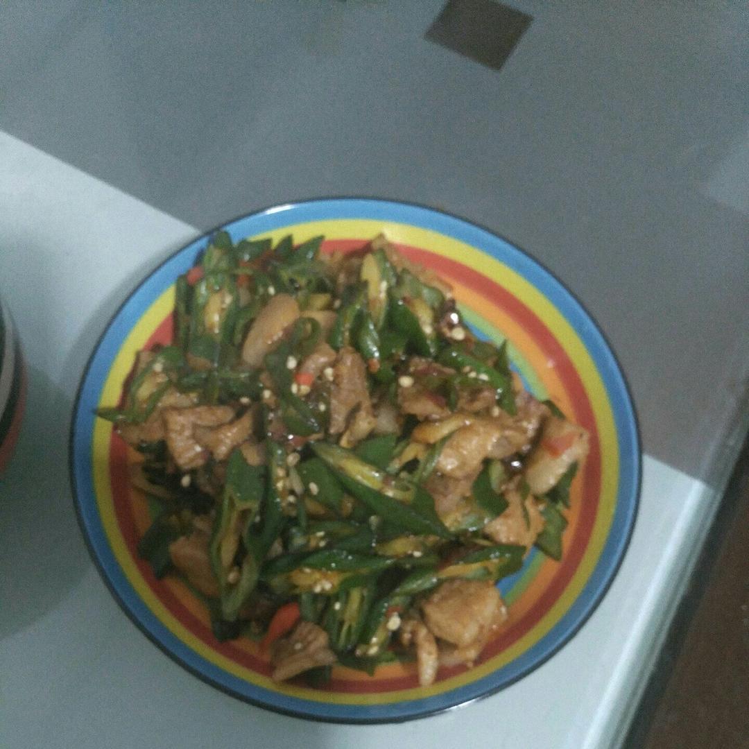 超级下饭的秋葵小炒肉