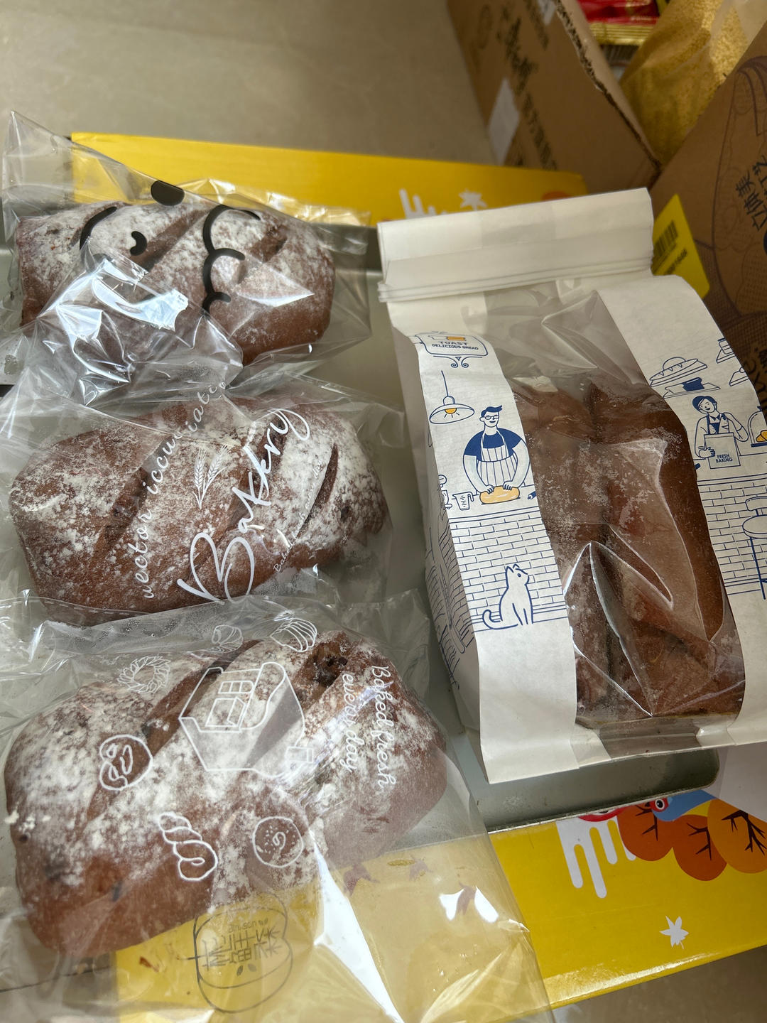 黑巧蓝莓软欧包，这个搭配有多好吃我就不多说了吧？