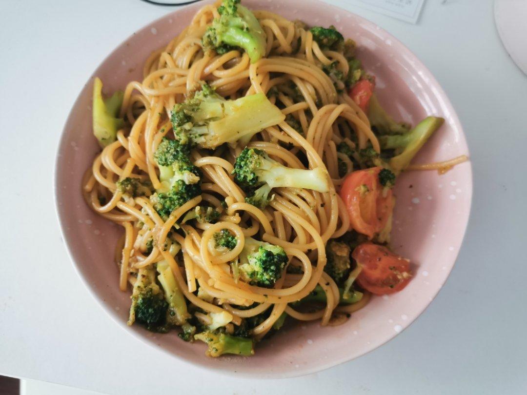 西兰花番茄意面（Whole Wheat Pasta with Broccoli and Tomato Sauce)