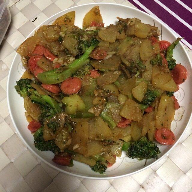 蚝油土豆片西兰花烤肠