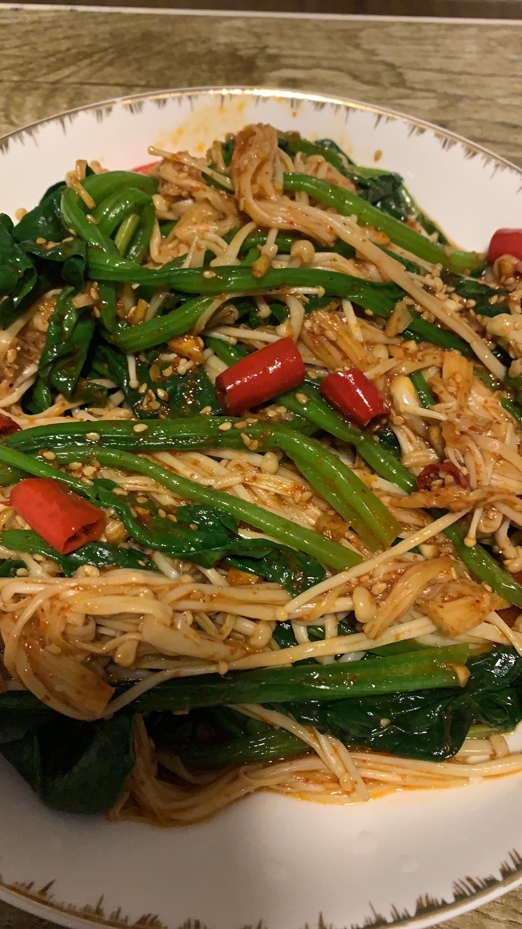 解馋减脂餐！酸辣开胃又下饭的菠菜拌金针菇