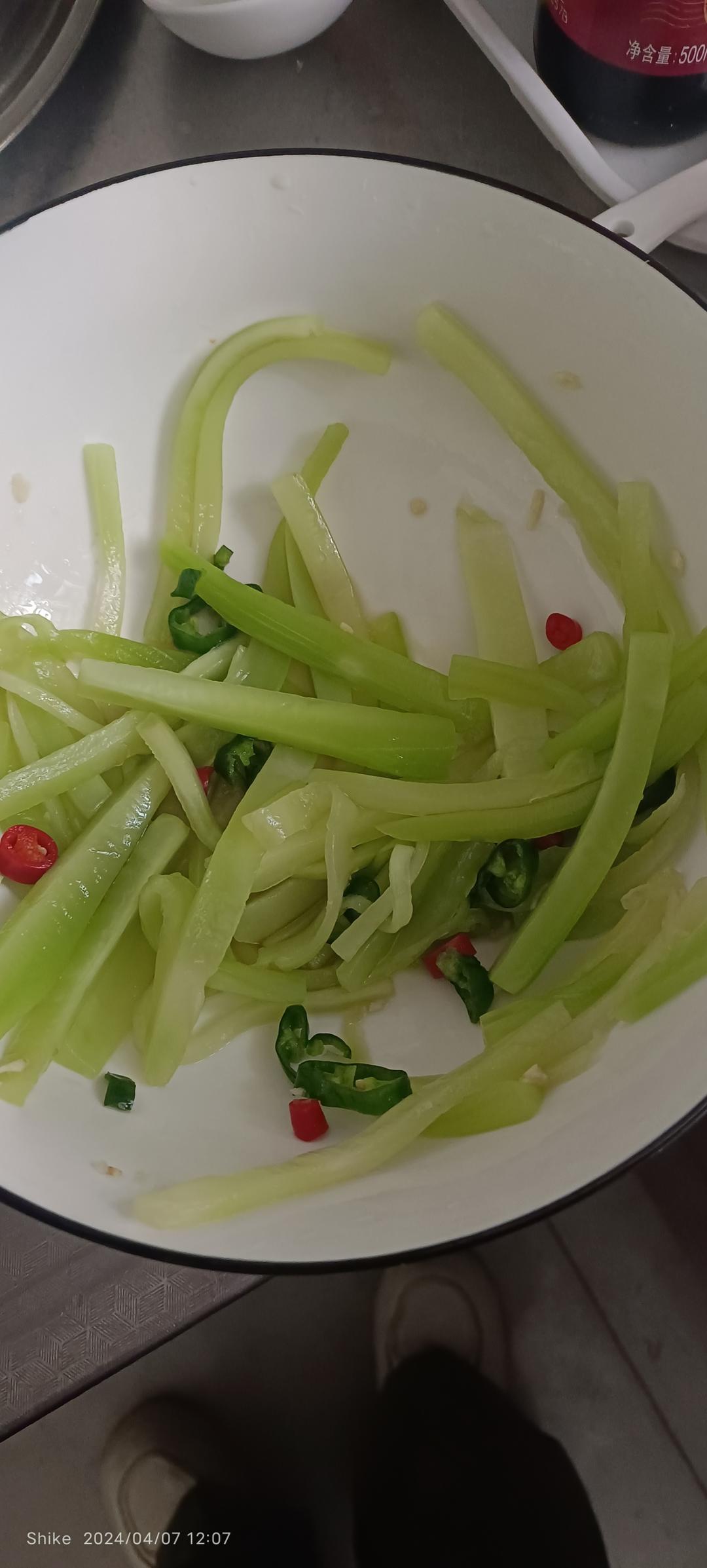 厨师长教你：夏日开胃小菜“凉拌莴笋丝”的家常做法，简单易学赶紧收藏吧