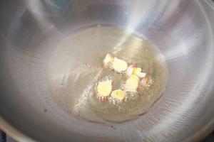 酱油水黄花鱼的做法 步骤2