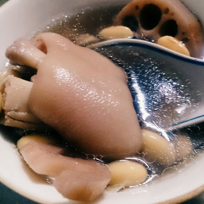 黄豆红枣猪蹄汤