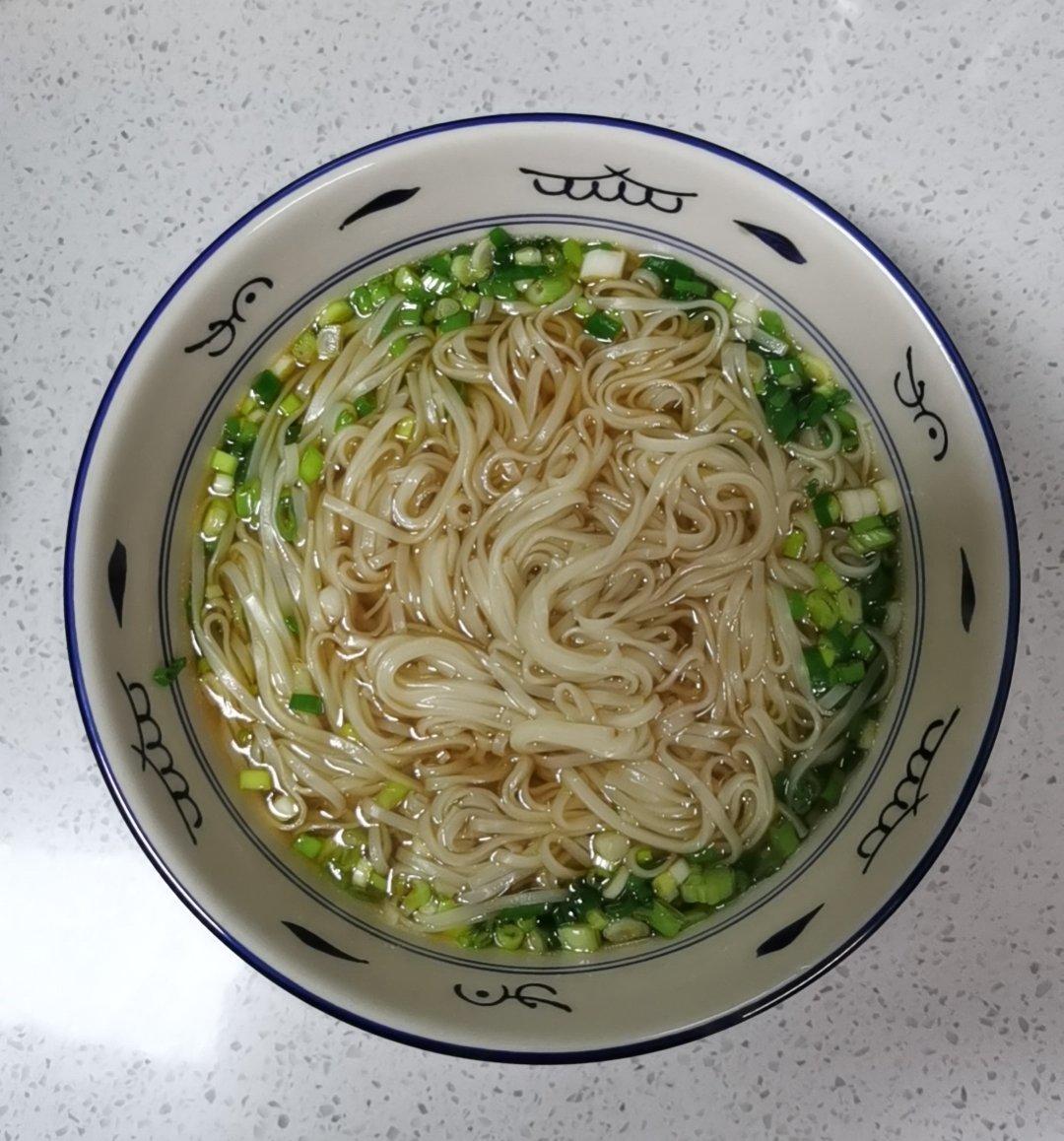 欣则荣畅则达做的早餐来一碗清汤面色香味俱全