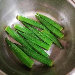 盐煎四角豆（秋葵）的做法 步骤3