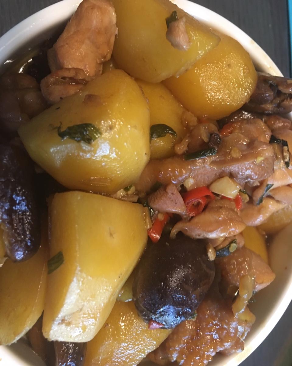 鸡腿炖土豆