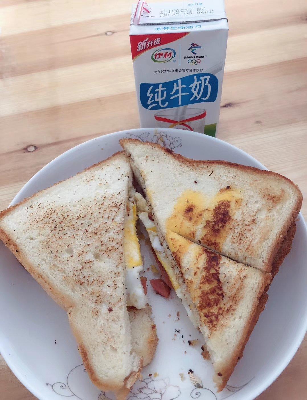 咸火腿鸡蛋煎三明治