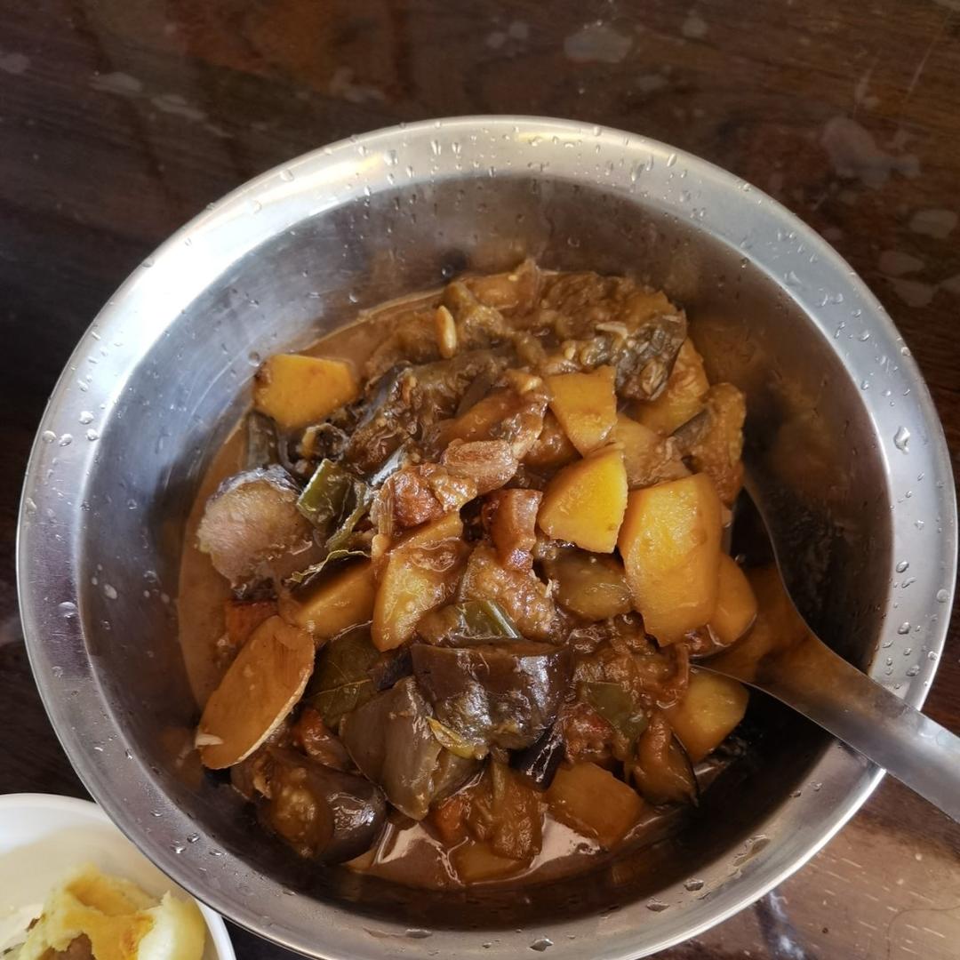 土豆炖茄子家常版，土豆茄子一起炖特别受欢迎，赶紧试试