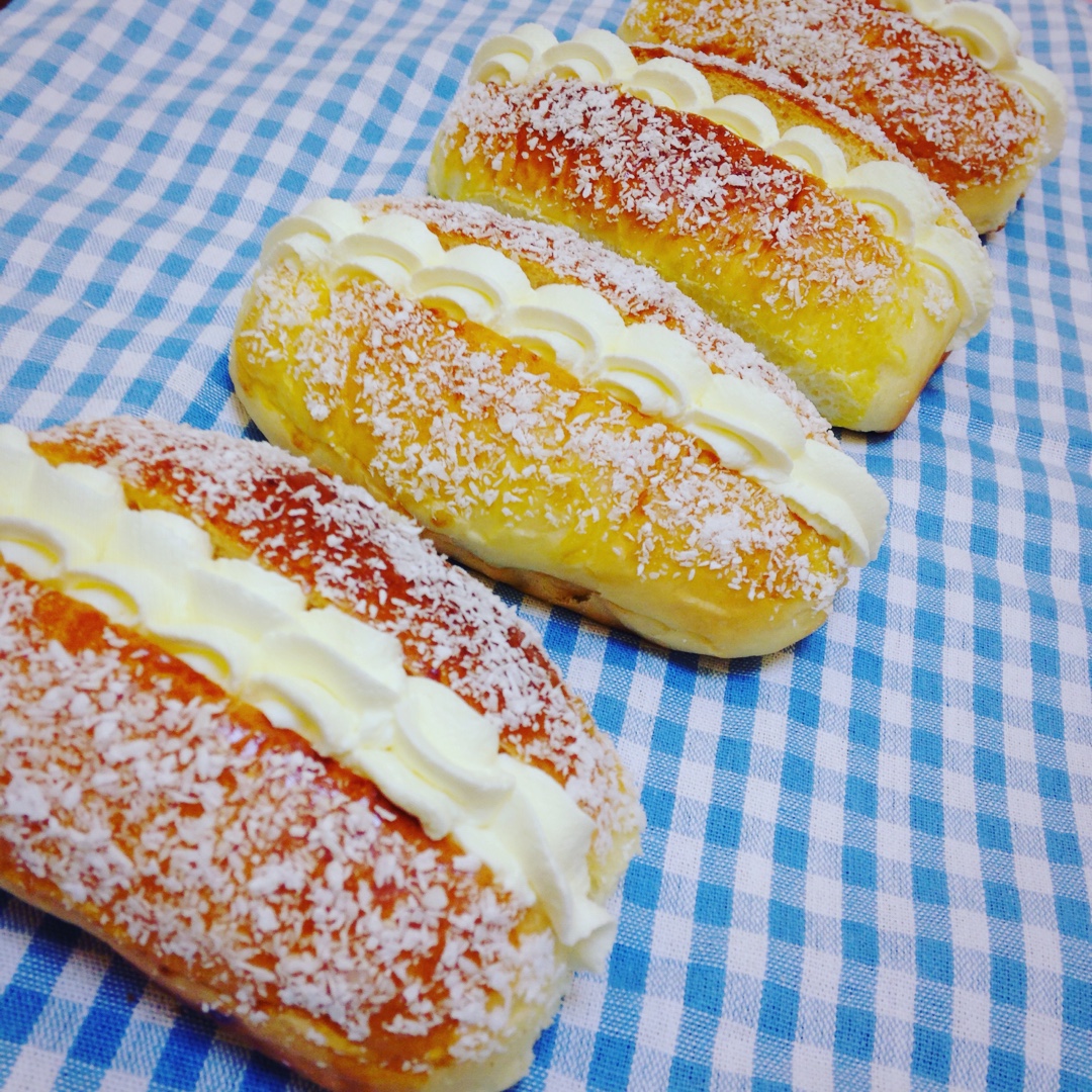 儿时去面包房必买的［椰丝奶油包］