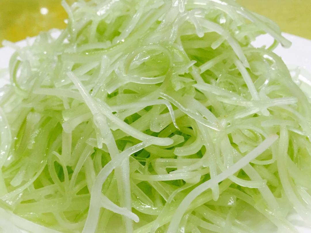恋上小厨做的凉拌爽口芹菜丝消脂美容降血压
