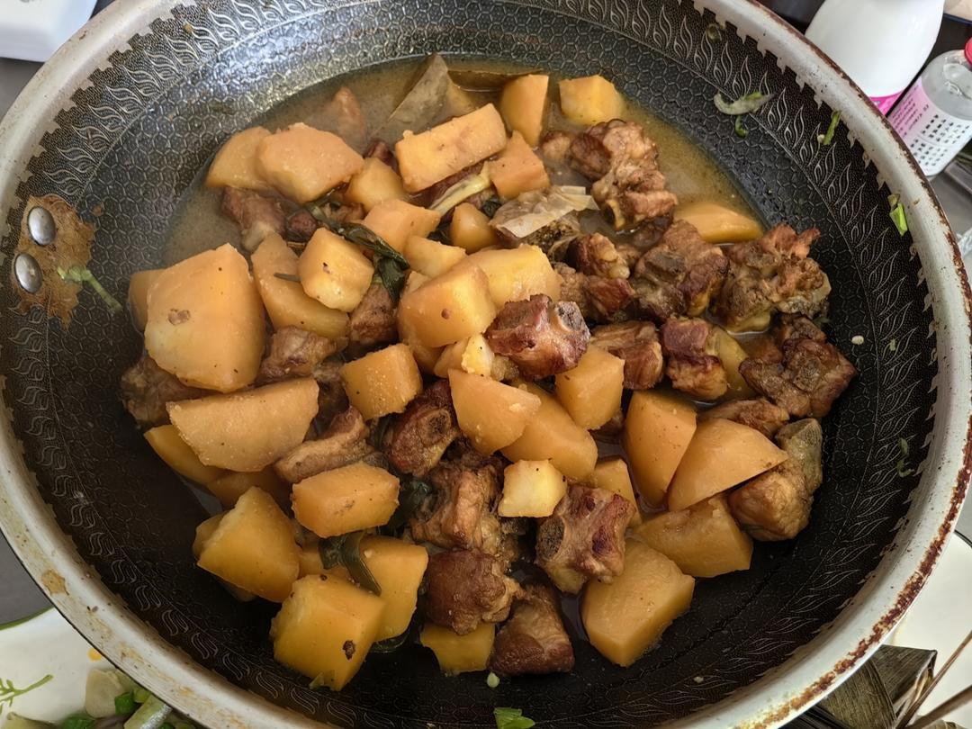 土豆焖排骨