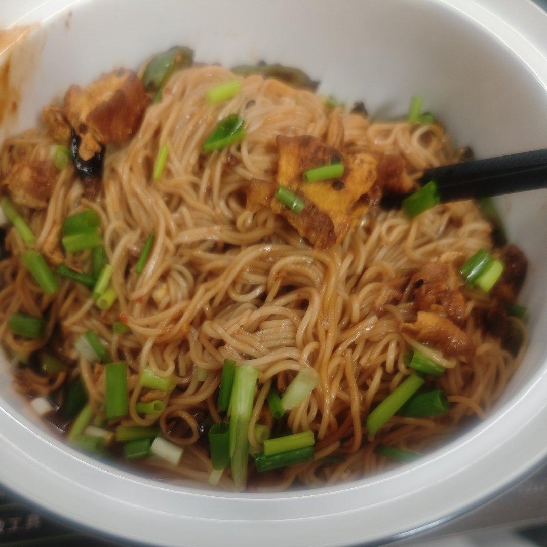 好吃不胖的青椒鸡蛋拌面
