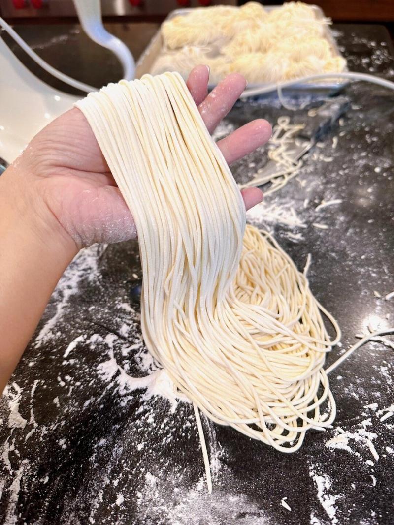 压面机压面条和面比例，不粘机器，煮面不糊劲道爽滑