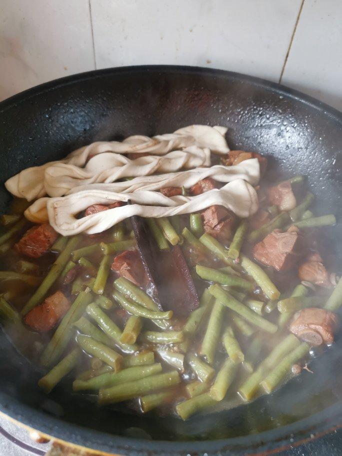 懒人一锅烩——排骨扁豆焖卷子