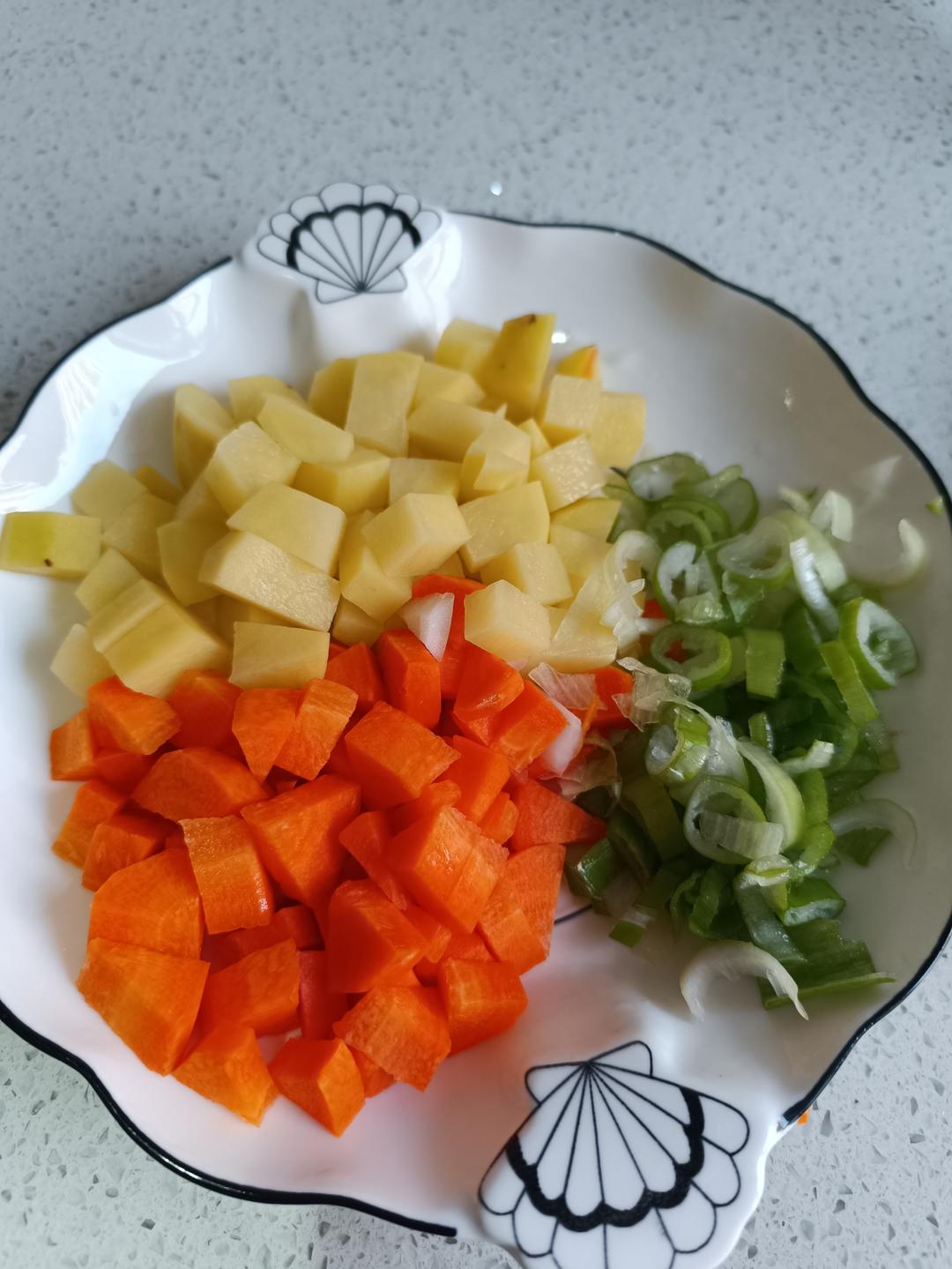 全家人都抢着吃的的土豆香肠焖饭