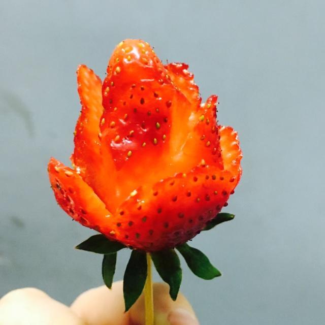 手切草莓玫瑰