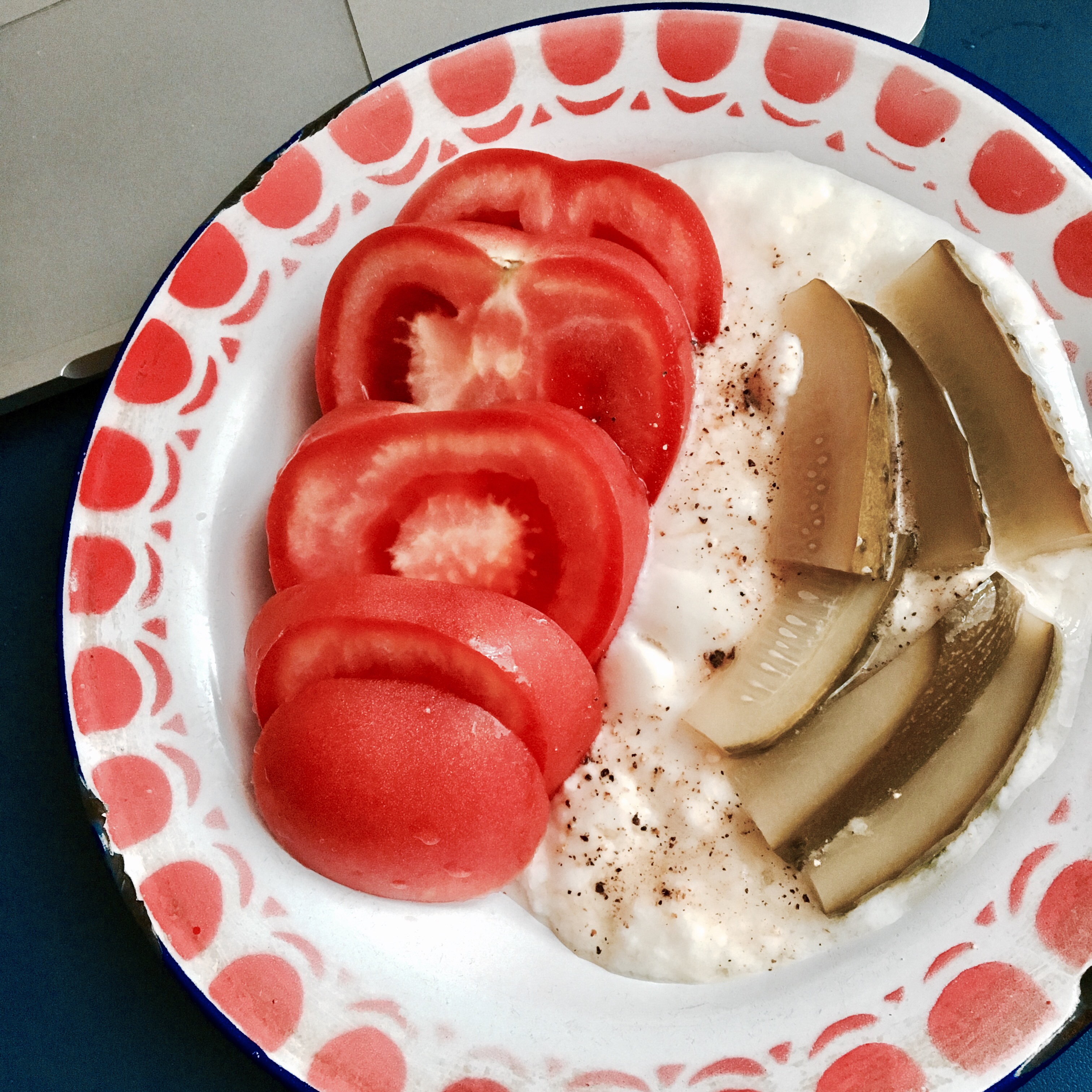 清爽夏日早餐—黑胡椒酸奶配俄式酸黄瓜切番茄