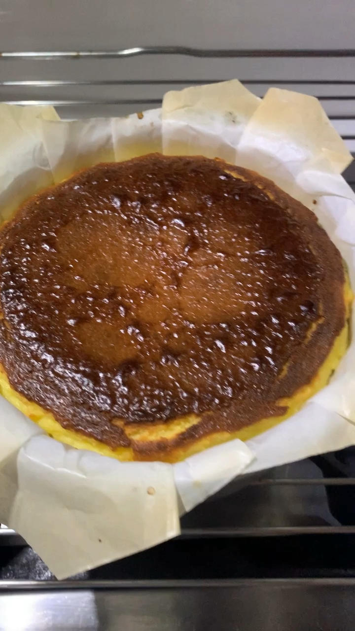 小山进公开食谱-使用大量牛奶，无淡奶油的巴斯克乳酪蛋糕