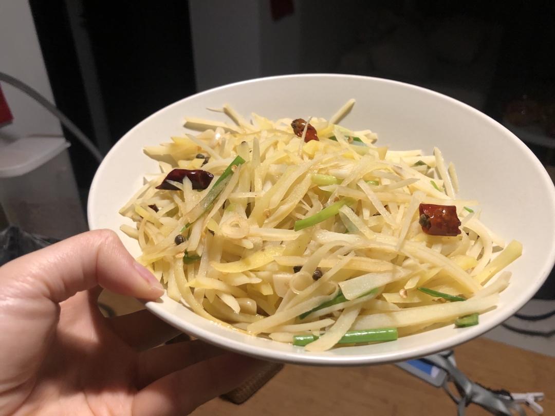 厨师长教你：“炝炒土豆丝”的家常做法，口感爽脆