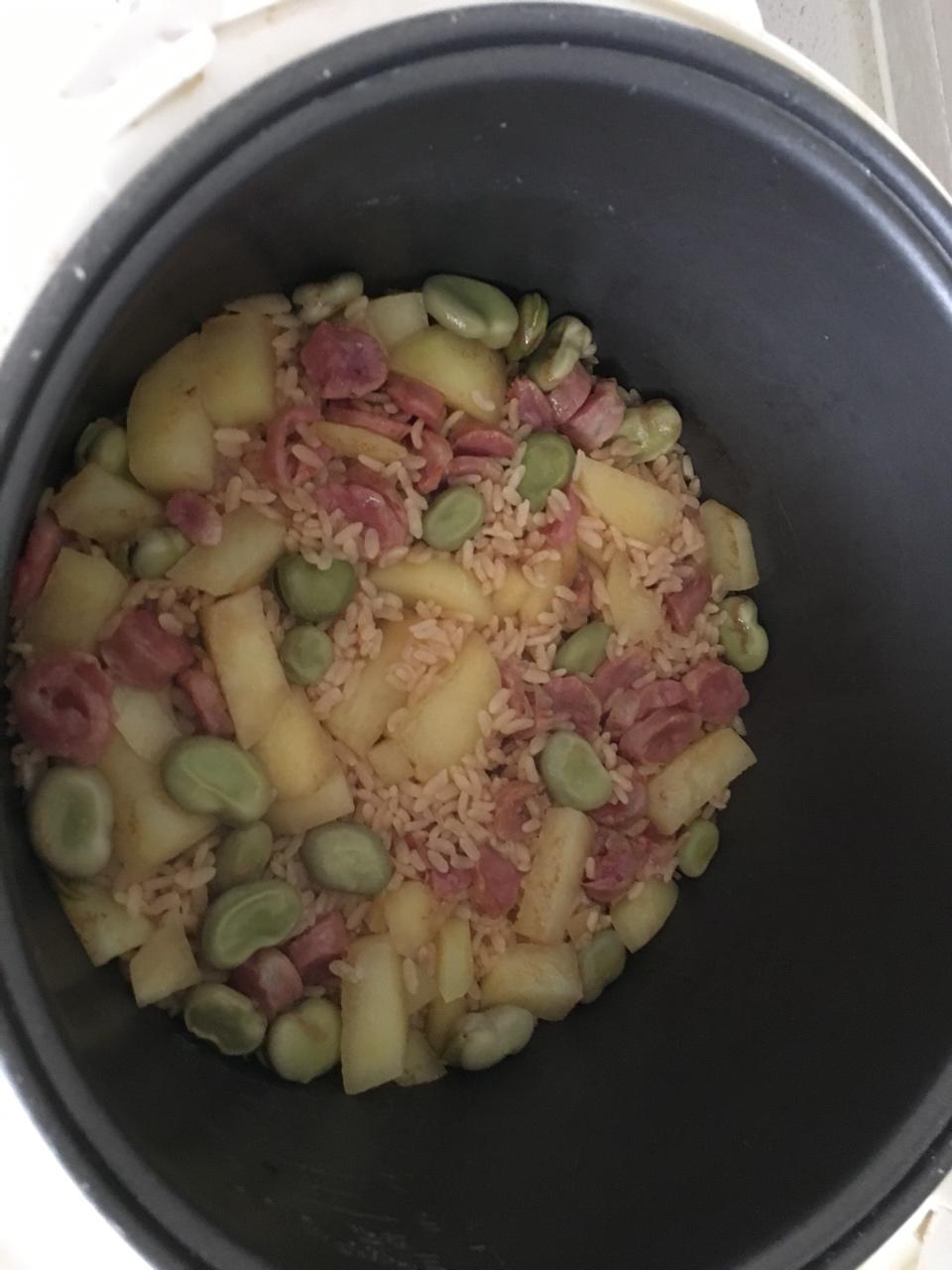 超快手的电饭锅腊肠焖饭
