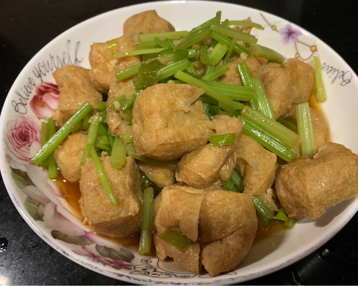 油豆腐炒芹菜的做法 步骤6