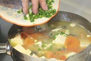 孕妈最合适：黄骨鱼番茄豆腐汤的做法 步骤10