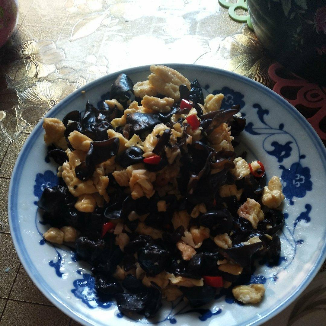 黑木耳青椒炒鸡蛋（营养又下饭）