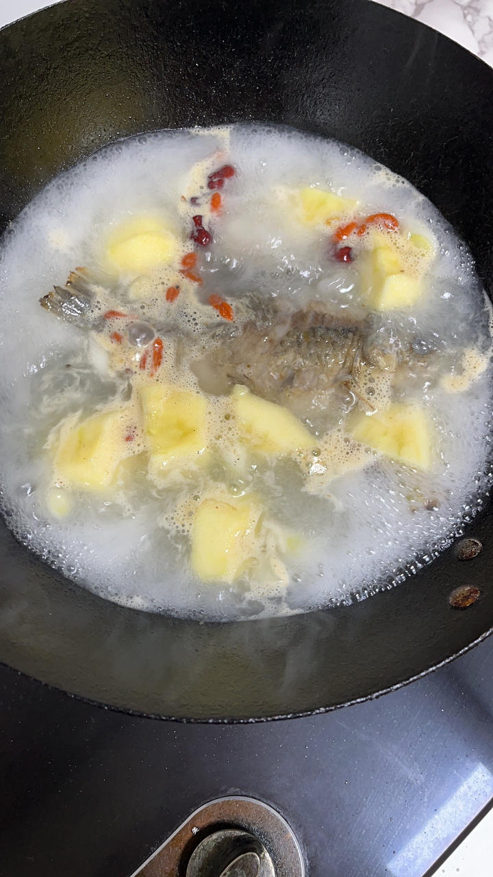 苹果鲫鱼汤