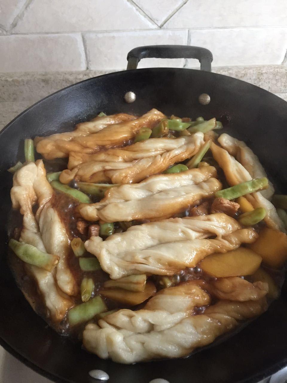 肉锅粘卷子