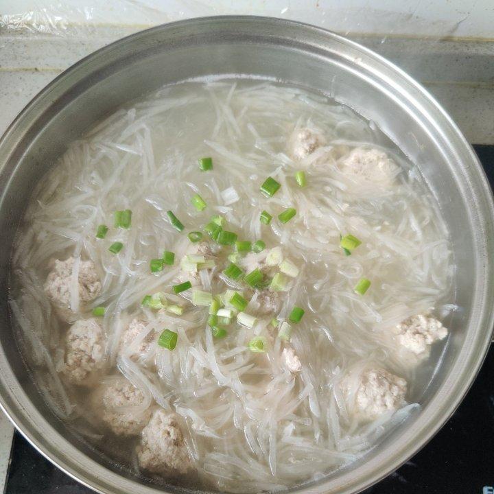 【10分钟系列】白萝卜豆腐圆子汤