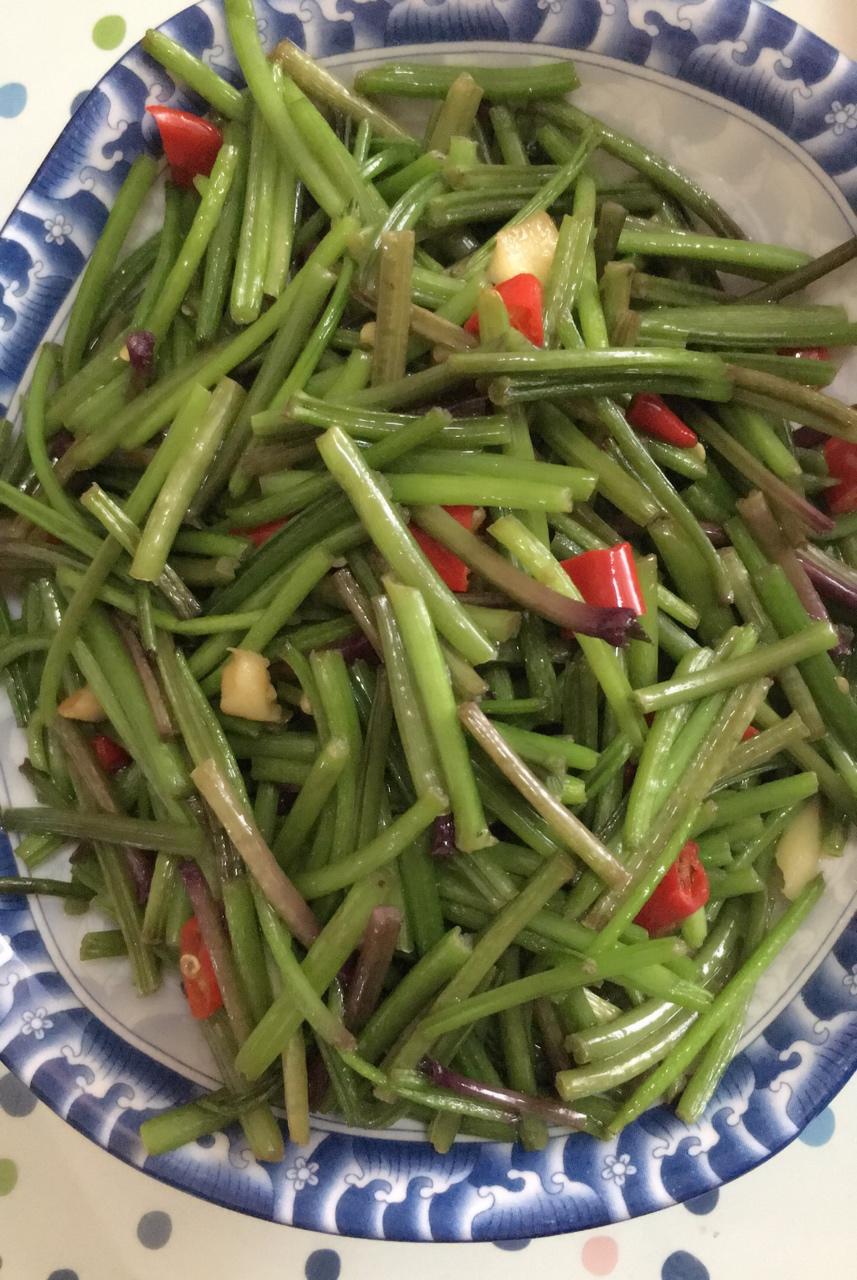 爱笑小鹿cathy做的素炒红薯梗