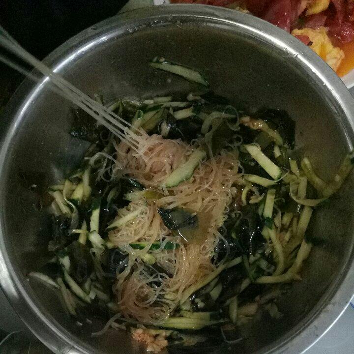 凉拌黄瓜配粉丝