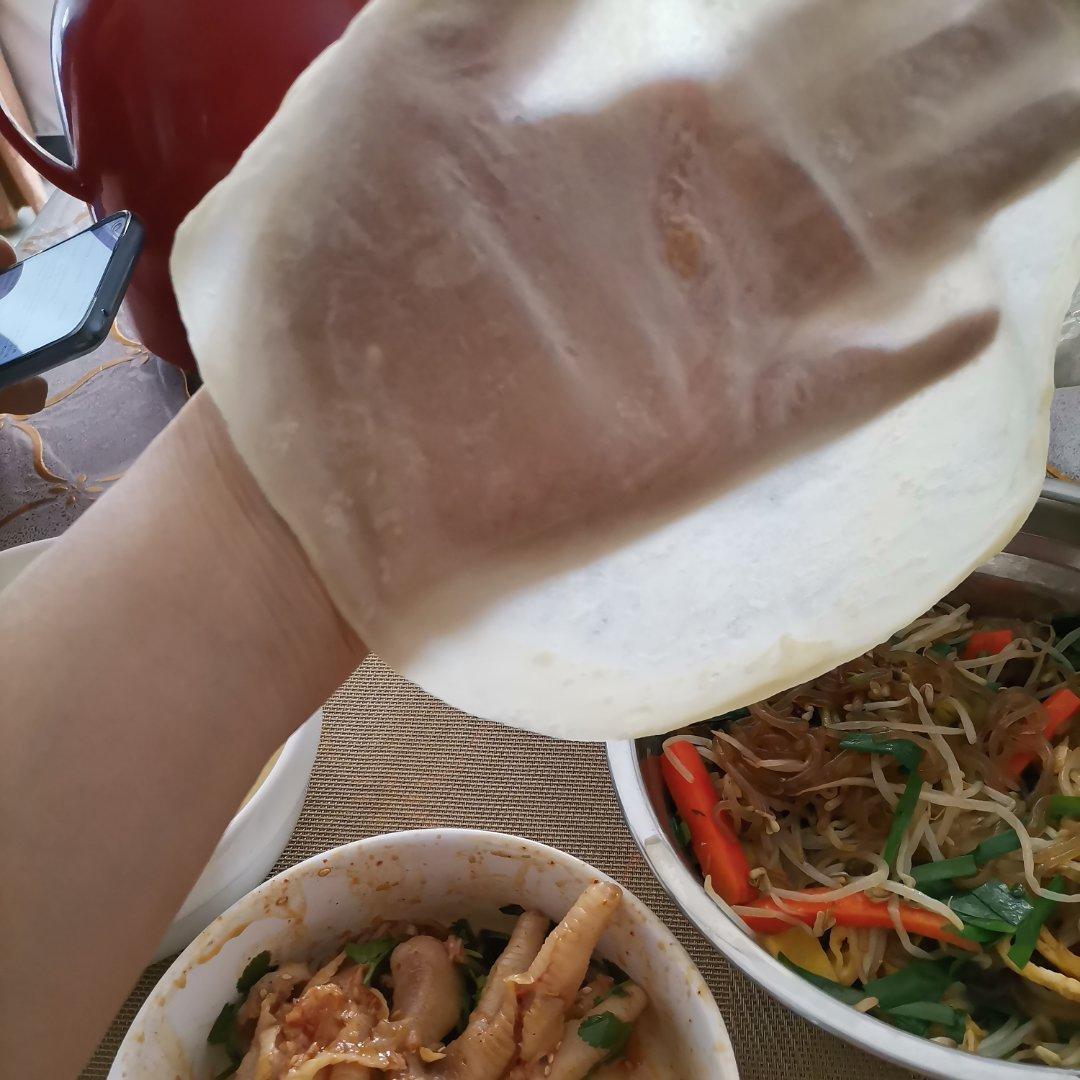 层薄如纸的蒸春饼 柔软又劲道 卷肉卷菜都好吃 附细节视频详解