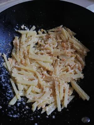 咸蛋黄炒土豆丝的做法 步骤3
