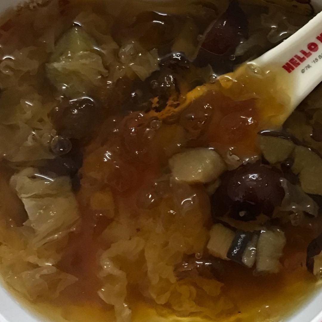 桃胶红枣银耳羹